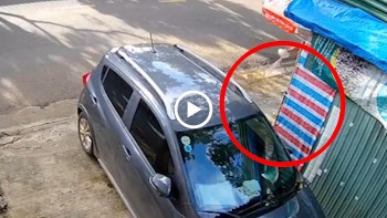 Hất bát nước mắm vào xe ô tô, chủ quán bị phạt bồi thường 4 triệu đồng
