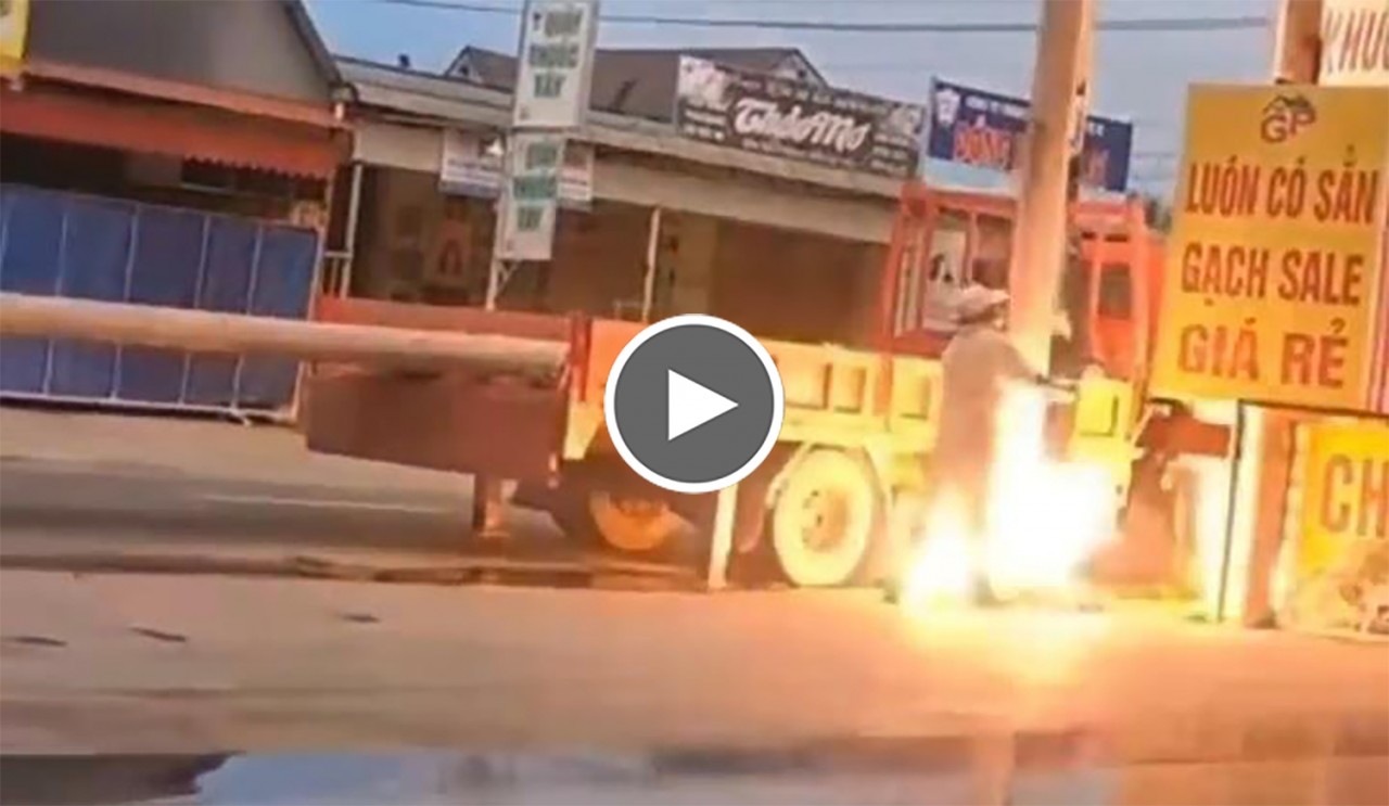 Tài xế lái xe cẩu bị điện giật trong lúc lắp trụ đèn chiếu sáng