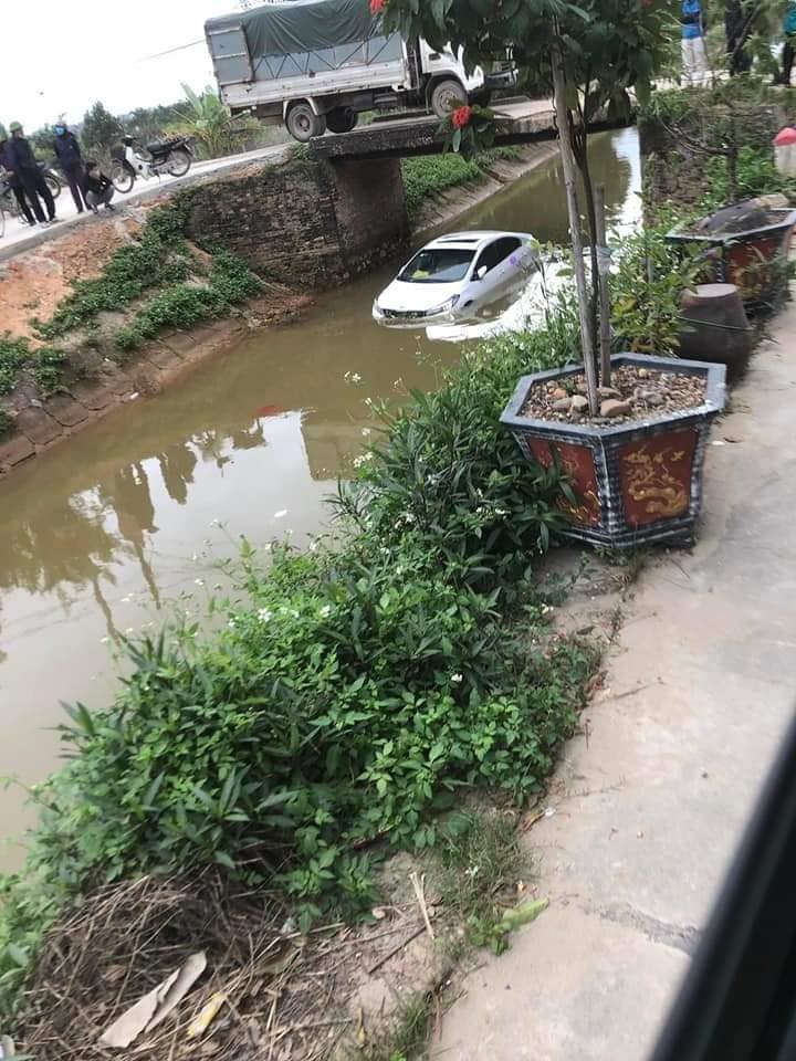 Ô tô ôm cua lao “nhầm” xuống mương nước