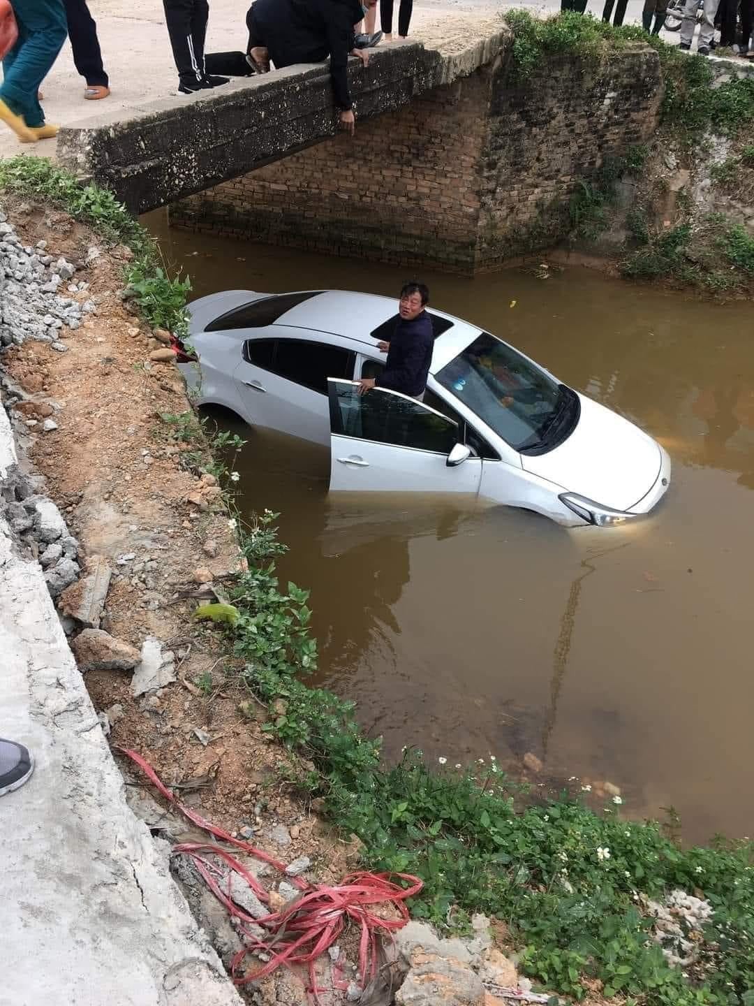 Ô tô ôm cua lao “nhầm” xuống mương nước
