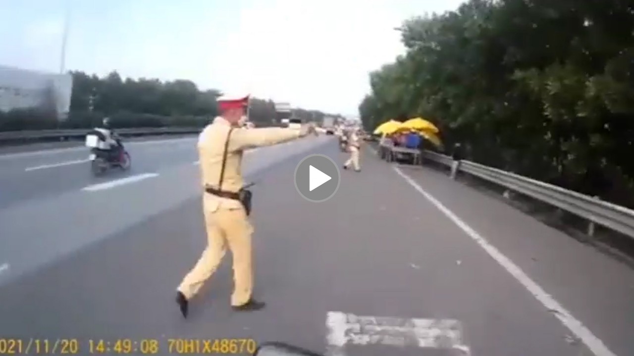 CSGT xử lý lỗi đè vạch xương cá gây sốt cộng đồng mạng CSGT xử lý lỗi đè vạch xương cá gây sốt cộng đồng mạng