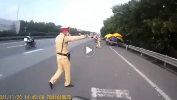 CSGT xử lý lỗi đè vạch xương cá gây sốt cộng đồng mạng
