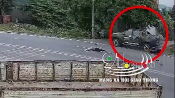 Thanh niên gục ngã trên đường sau cú đâm mạnh vào xe bán tải đang dừng đỗ