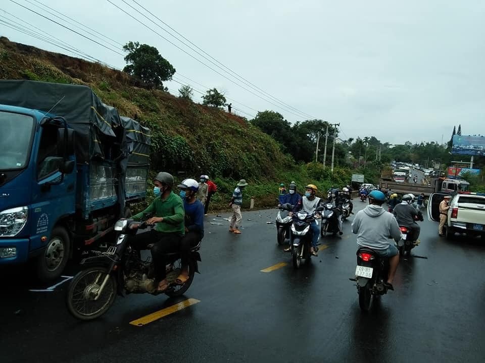Xe ben đổ dốc gây tai nạn liên hoàn cho 3 xe ô tô