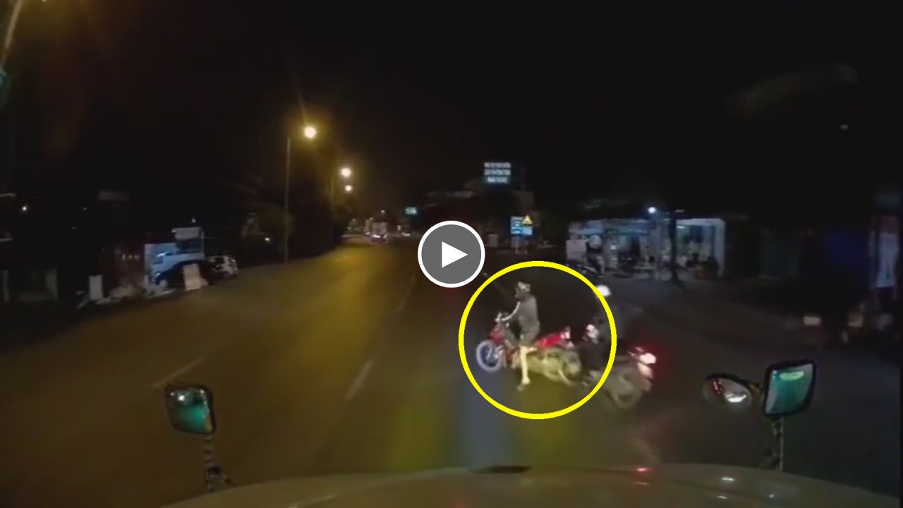 Lao từ đường nhánh ra quốc lộ, xe máy 