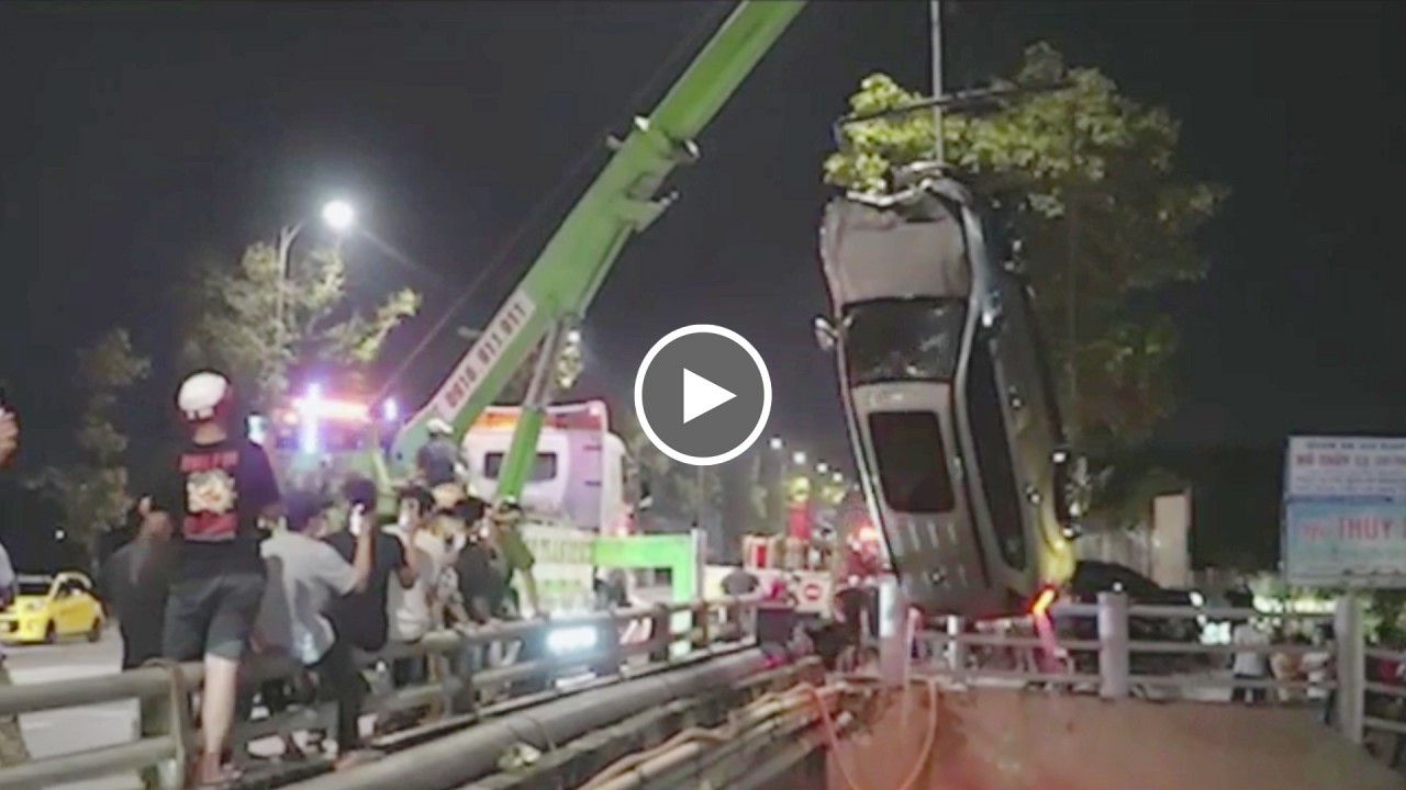 Tài xế thoát khỏi ô tô đang chìm từ cửa sổ trời Tài xế thoát khỏi ô tô đang chìm từ cửa sổ trời