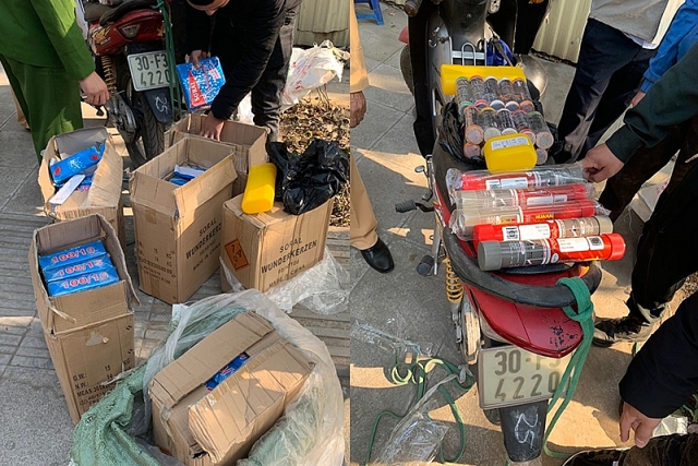 ha noi bat nong doi tuong dang di giao hon 80kg phao cho khach