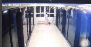 lam ro vu viec nguoi phu nu treo qua lan can chung cu tu tu