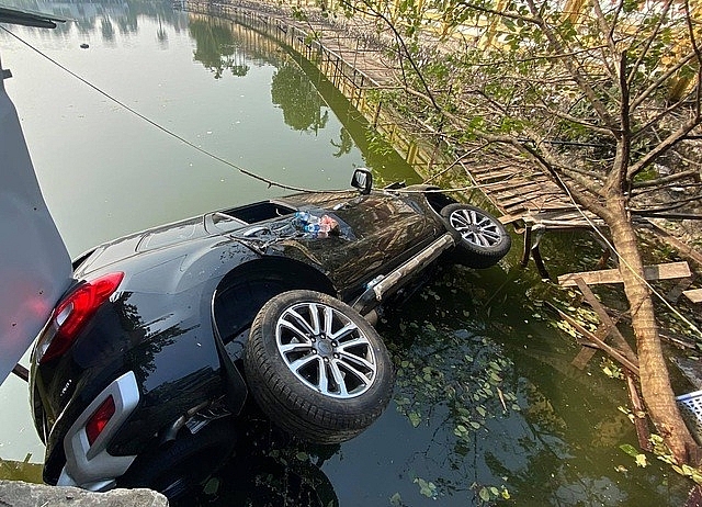 Ô tô lao xuống hồ Tây, 4 người thoát chết