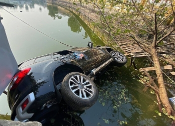 o to lao xuong ho tay 4 nguoi thoat chet