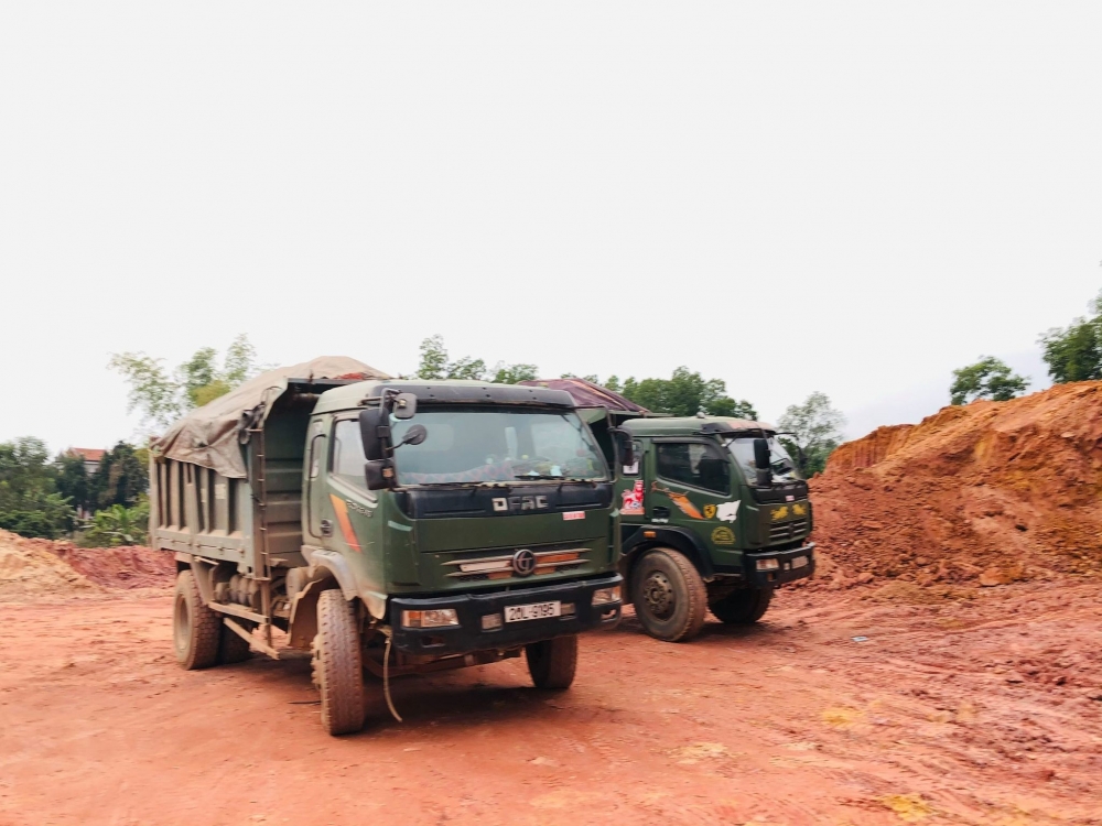 Bắt quả tang doanh nghiệp “Xẻ thịt” đồi Bùng Beng bán hàng nghìn khối đất Hà Nội: Bắt quả tang 'đất tặc' xẻ thịt đồi Bùng Beng