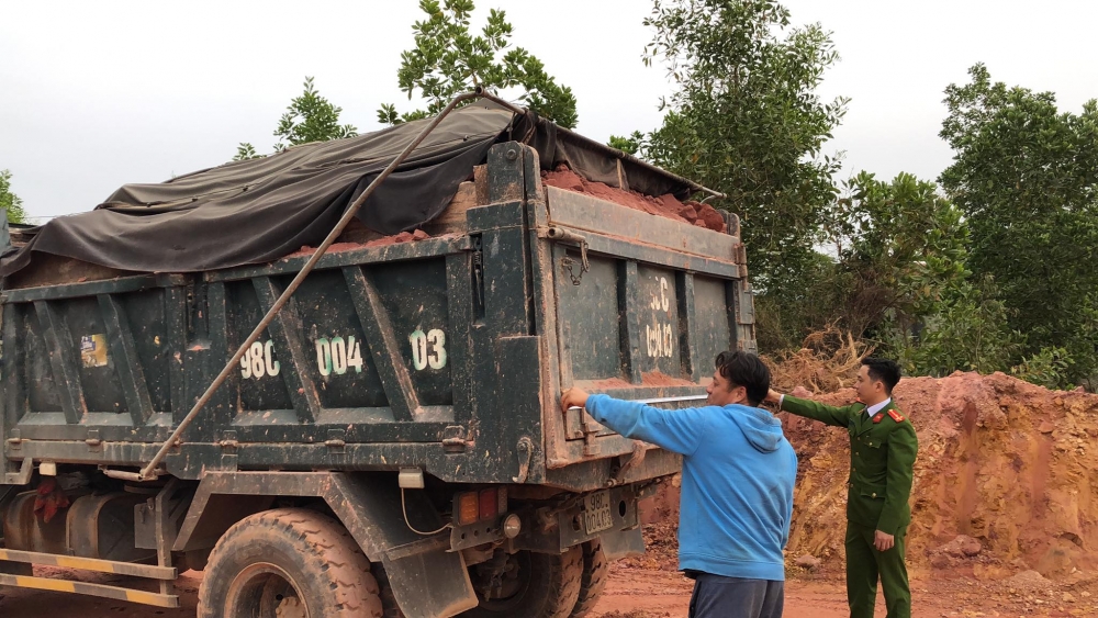 Bắt quả tang doanh nghiệp “Xẻ thịt” đồi Bùng Beng bán hàng nghìn khối đất Hà Nội: Bắt quả tang 'đất tặc' xẻ thịt đồi Bùng Beng
