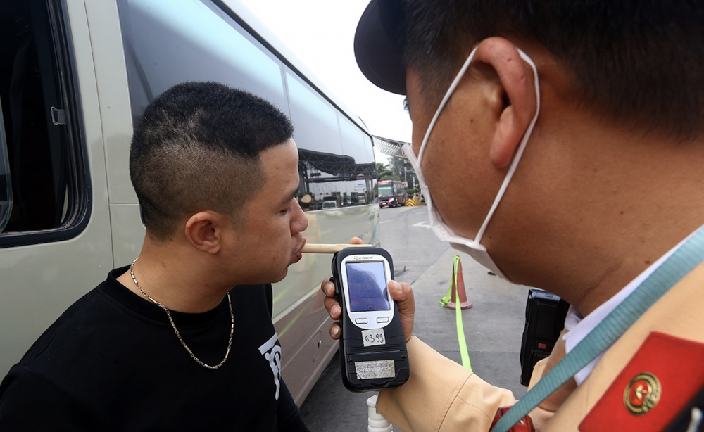 CSGT dùng ống thổi bằng tre kiểm tra nồng độ cồn tài xế