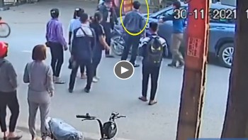 Nam sinh đi xe máy "kẹp 3" lĩnh trọn cú đấm của tài xế ô tô sau va chạm
