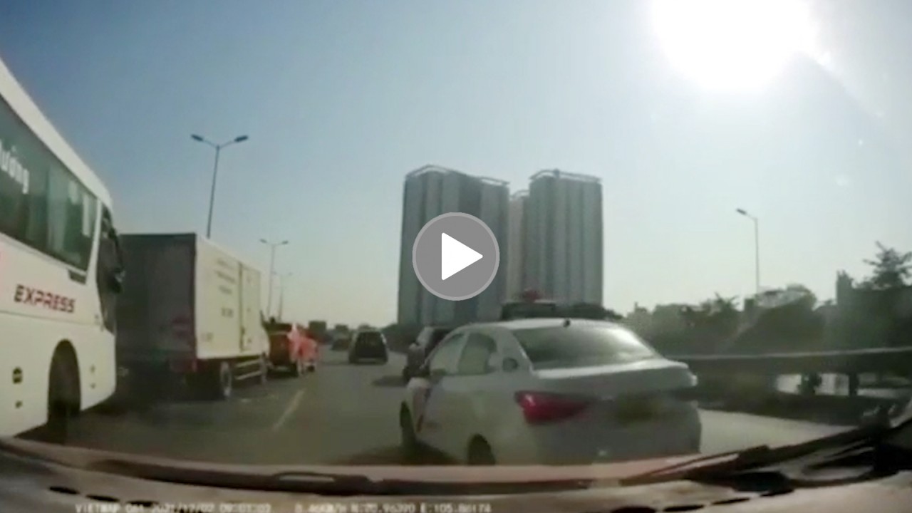 Cận cảnh va chạm liên hoàn trên cầu Thanh Trì – Hà Nội Cận cảnh va chạm liên hoàn trên cầu Thanh Trì – Hà Nội