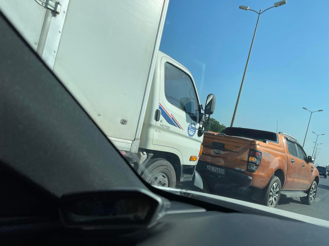 Cận cảnh va chạm liên hoàn trên cầu Thanh Trì – Hà Nội Cận cảnh va chạm liên hoàn trên cầu Thanh Trì – Hà Nội