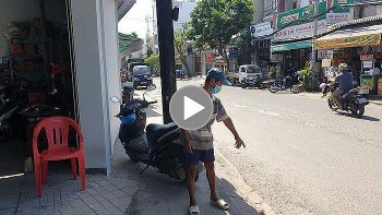 Bốn thanh niên dùng súng điện ngang nhiên 