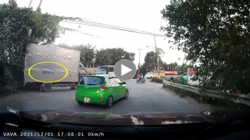 Xe tải đang lên dốc bất ngờ 