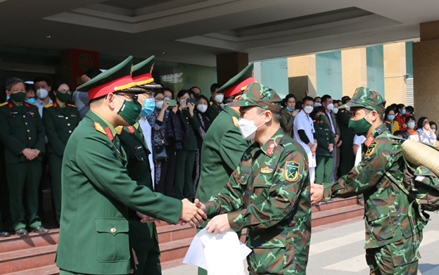 Hàng trăm thầy thuốc áo lính lên đường hỗ trợ các tỉnh miền Nam chống dịch