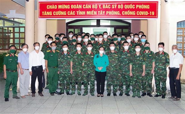 Hàng trăm thầy thuốc áo lính lên đường hỗ trợ các tỉnh miền Nam chống dịch