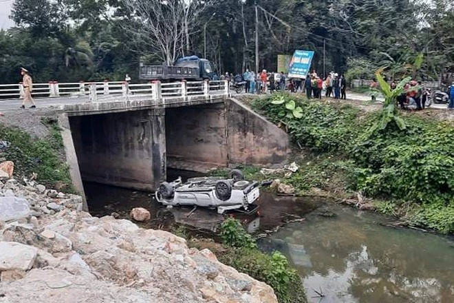 Xe bán tải gặp nạn, lật ngửa giữa mương khiến 4 người thương vong