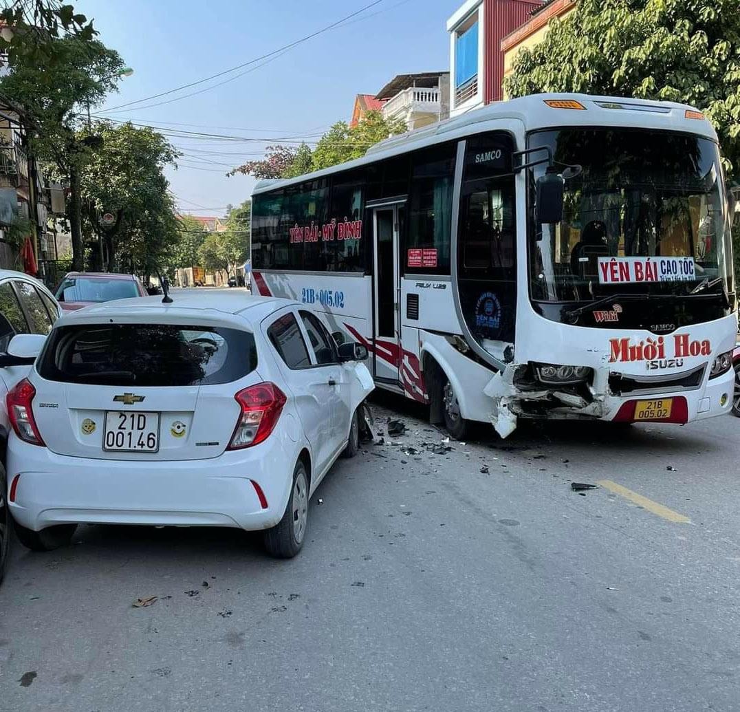 Va chạm kinh hoàng: Ô tô 5 chỗ lấn làn đâm thằng vào xe khách
