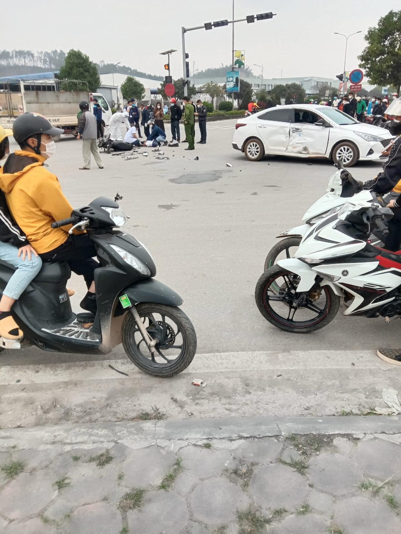 Khoảnh khắc nam thanh niên chạy tốc độ cao đâm ngang xe ô tô nguy kịch