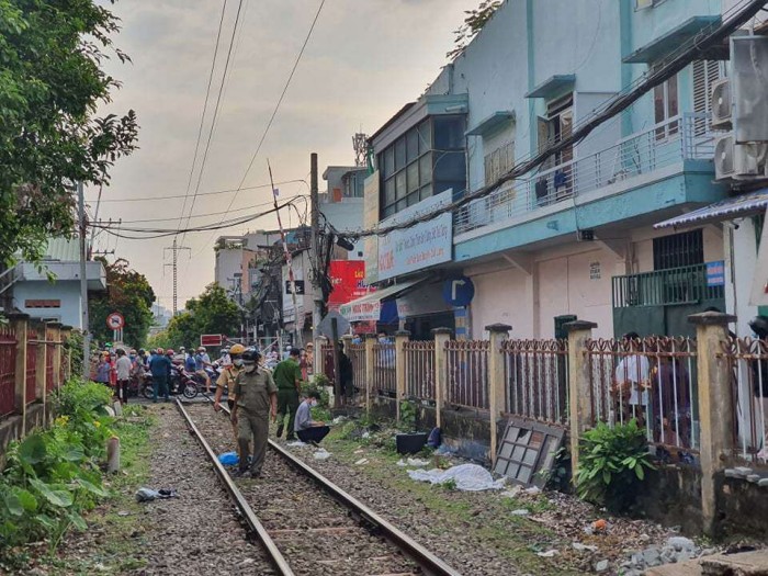 Không chú ý tàu hỏa, người phụ nữ đi bộ 