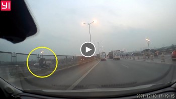 Hai bạn nữ đi xe máy ngược chiều, phóng "bạt mạng" trên cầu Thanh Trì