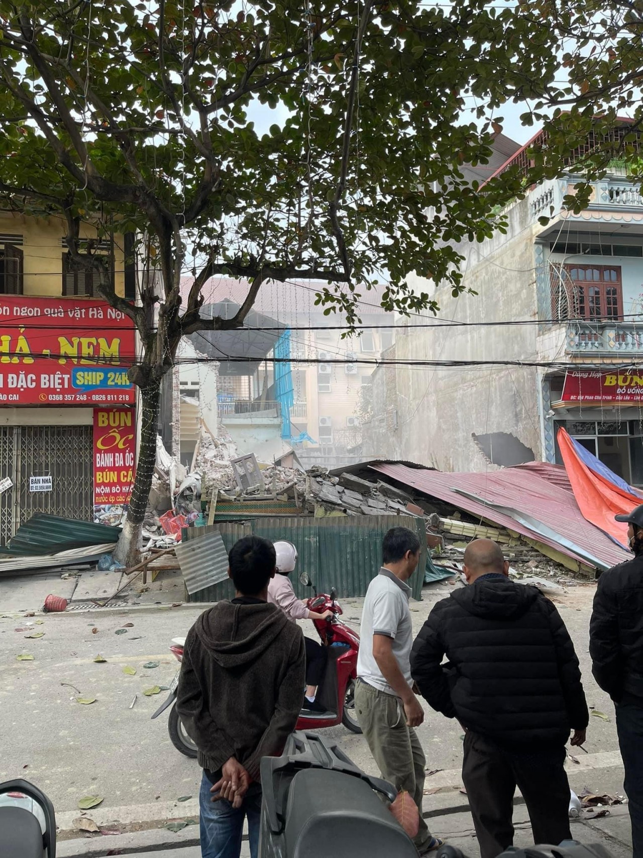 Giây phút căn nhà ba tầng bỗng đổ sập sau tiếng la hét của người dân
