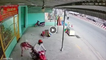Cố "níu giữ" tài sản, người phụ nữ bán vé số bị tên trộm xe máy kéo lê hàng chục mét trên đường