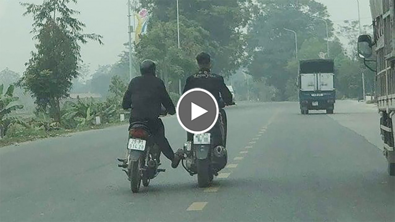 Cao thủ TEAKWONDO đuổi theo nhóm thanh niên, quyết lấy lại chiếc xe SH bị lấy cắp Cao thủ TEAKWONDO đuổi theo nhóm thanh niên, quyết lấy lại chiếc xe SH bị lấy cắp