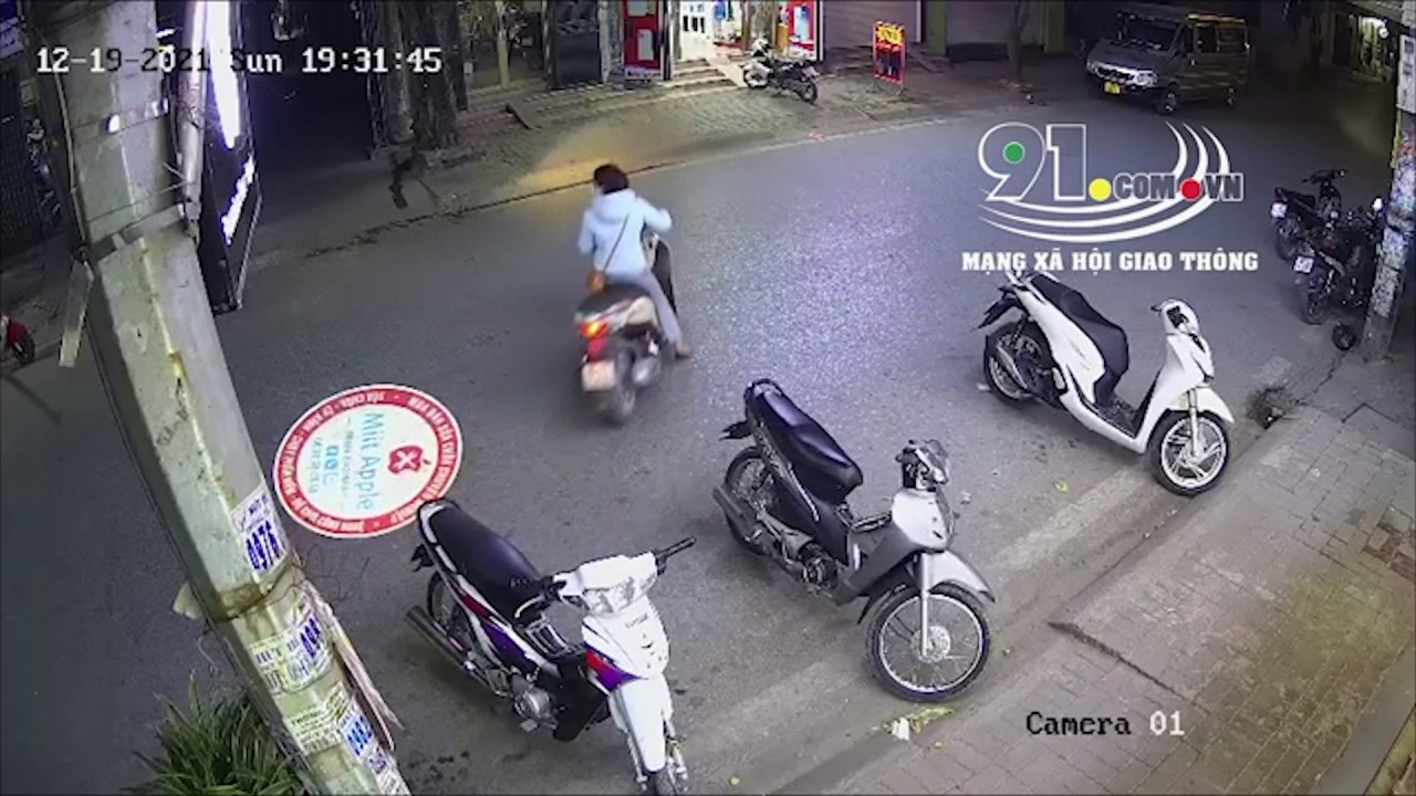 Sang đường không chú ý, người phụ nữ bị xe máy húc văng