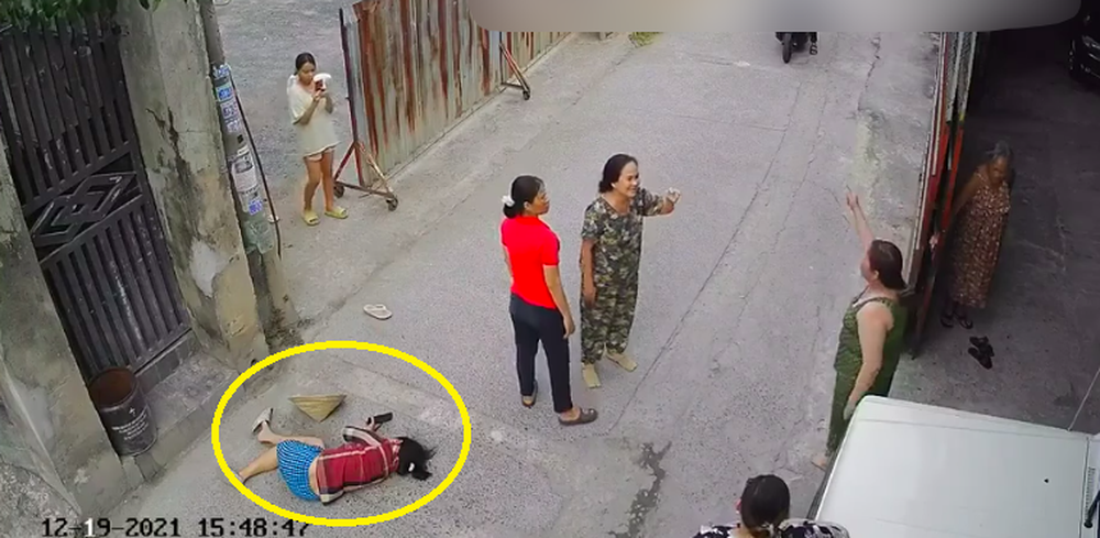 Nhóm người cầm gậy lao vào nhau Nhóm người cầm gậy lao vào nhau