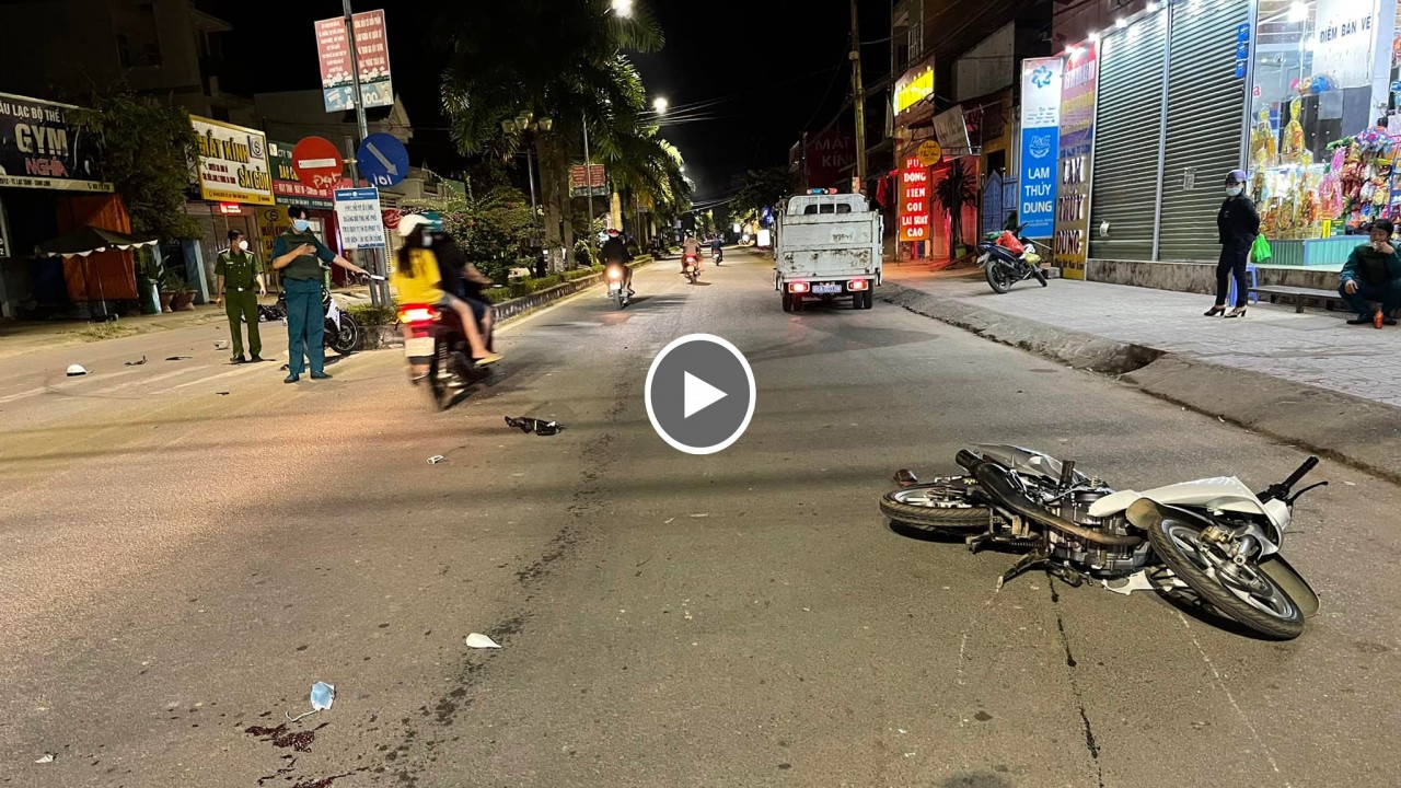 Phóng xe tốc độ cao lao vào giải phân cách... 2 người thương vong Phóng xe tốc độ cao lao vào giải phân cách... 2 người thương vong