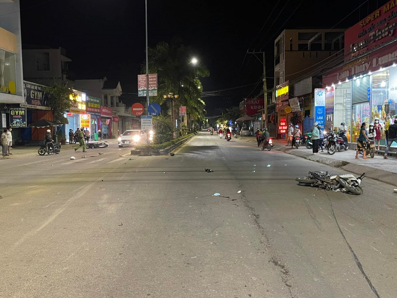 Phóng xe tốc độ cao lao vào giải phân cách... 2 người thương vong Phóng xe tốc độ cao lao vào giải phân cách... 2 người thương vong