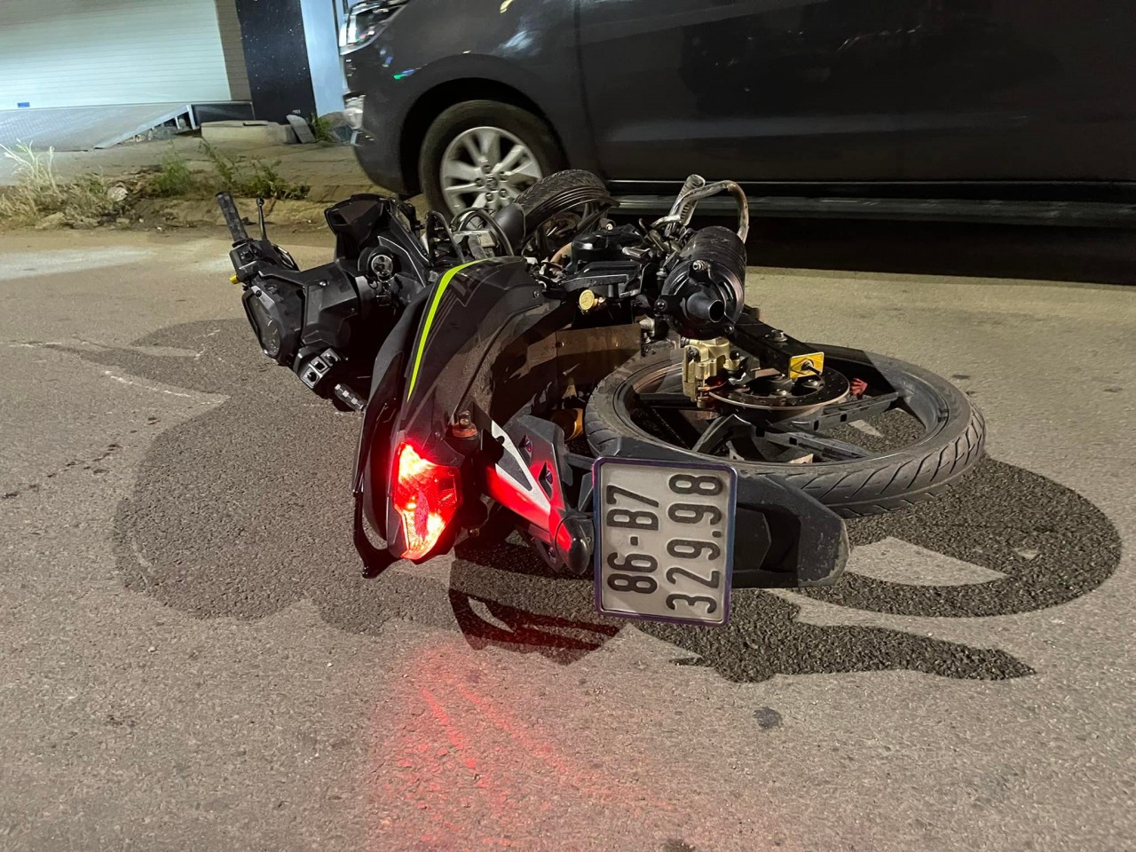 Phóng xe tốc độ cao lao vào giải phân cách... 2 người thương vong Phóng xe tốc độ cao lao vào giải phân cách... 2 người thương vong