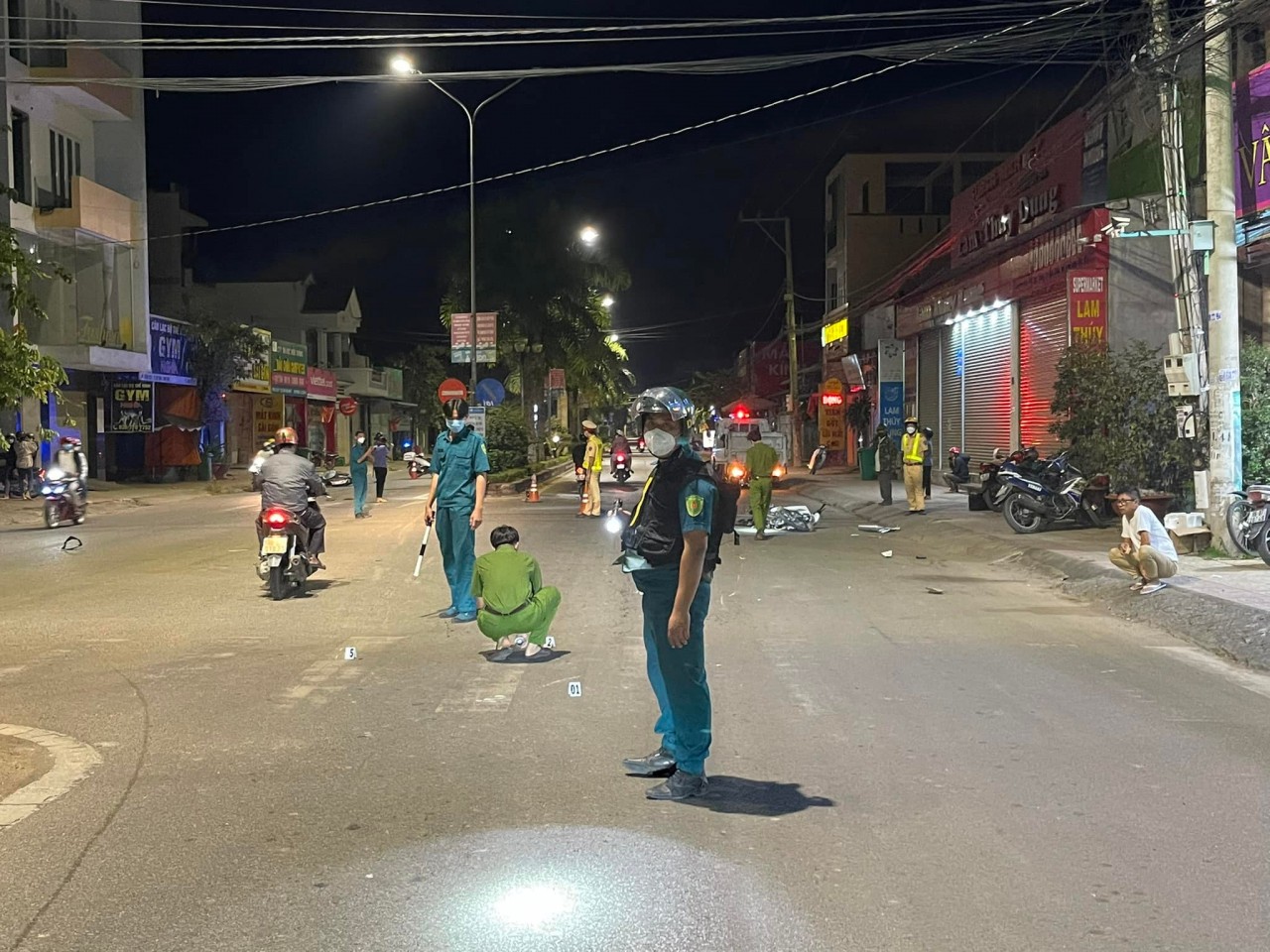 Phóng xe tốc độ cao lao vào giải phân cách... 2 người thương vong Phóng xe tốc độ cao lao vào giải phân cách... 2 người thương vong