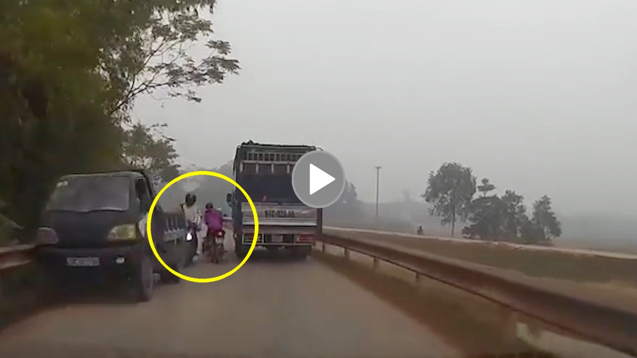 Cố lách qua khe hẹp giữa 2 ô tô, người phụ nữ suýt Cố lách qua khe hẹp giữa 2 ô tô, người phụ nữ suýt