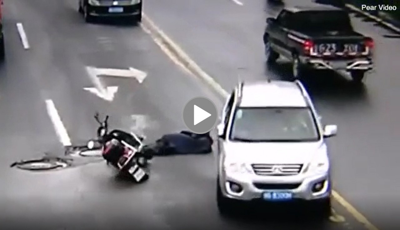 Bị bánh ô tô chèn qua đầu nhưng may mắn thoát nạn nhờ... mũ bảo hiểm Bị bánh ô tô chèn qua đầu nhưng may mắn thoát nạn nhờ... mũ bảo hiểm