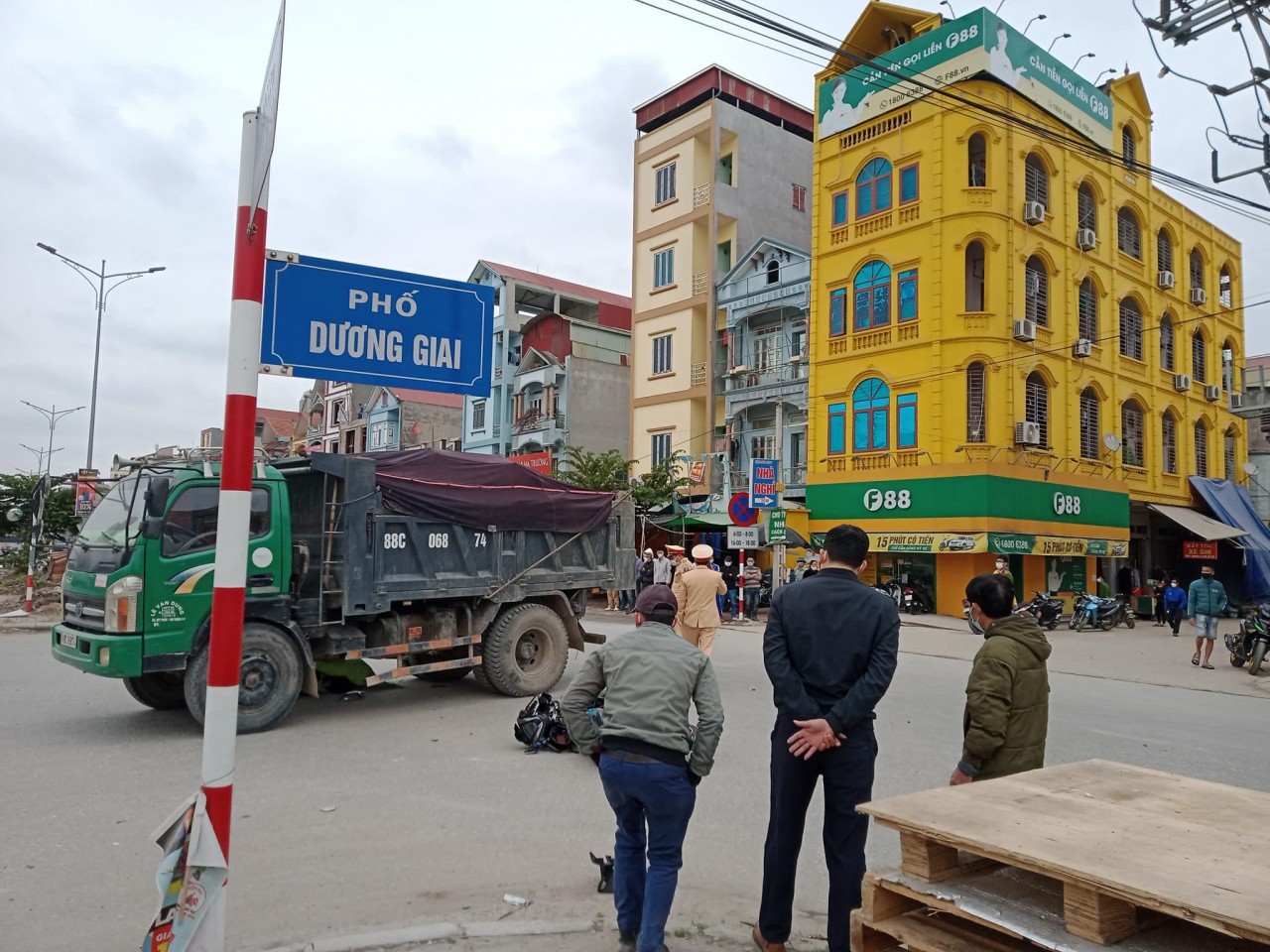 Thanh niên đi Exciter phóng nhanh tông thẳng xe ben