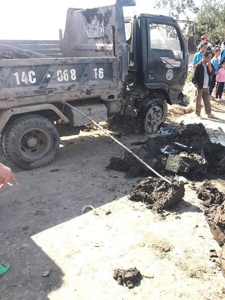 xe tai cho bun dat bi lat de trung nu sinh tren duong di hoc ve