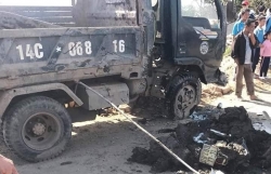 video o to phanh chay lop tranh xe may sang duong au