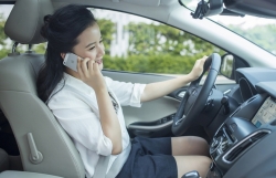 Dùng điện thoại khi lái xe bị phạt tiền tới 2 triệu đồng