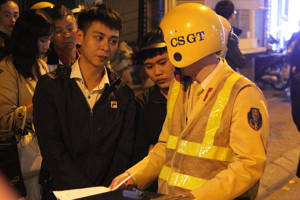 bi phat 7 trieu dong vi vi pham nong do con nam thanh nien doi bo luon xe may