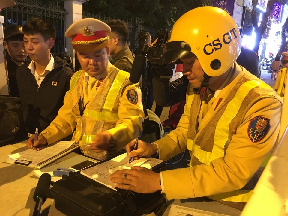 bi phat 7 trieu dong vi vi pham nong do con nam thanh nien doi bo luon xe may