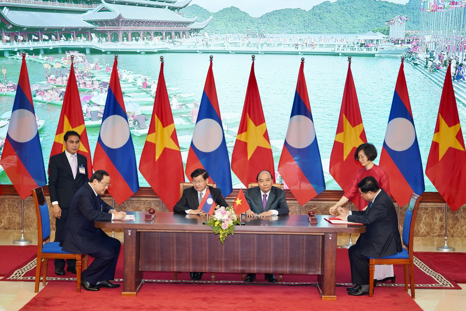thu tuong viet nam va lao thao luan chien luoc hop tac 10 nam toi