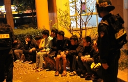 hang chuc thanh nien cam sung roi dien hen nhau hon chien