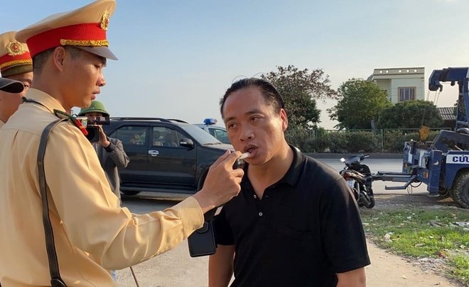 tai xe o to co thu suot 3 gio lien tuc uong nuoc khi bi kiem tra nong do con