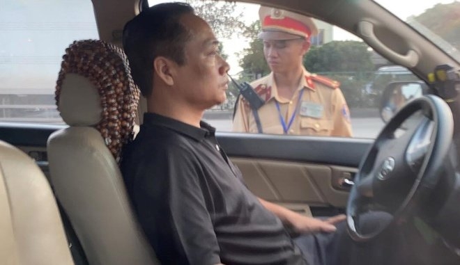 tai xe o to co thu suot 3 gio lien tuc uong nuoc khi bi kiem tra nong do con